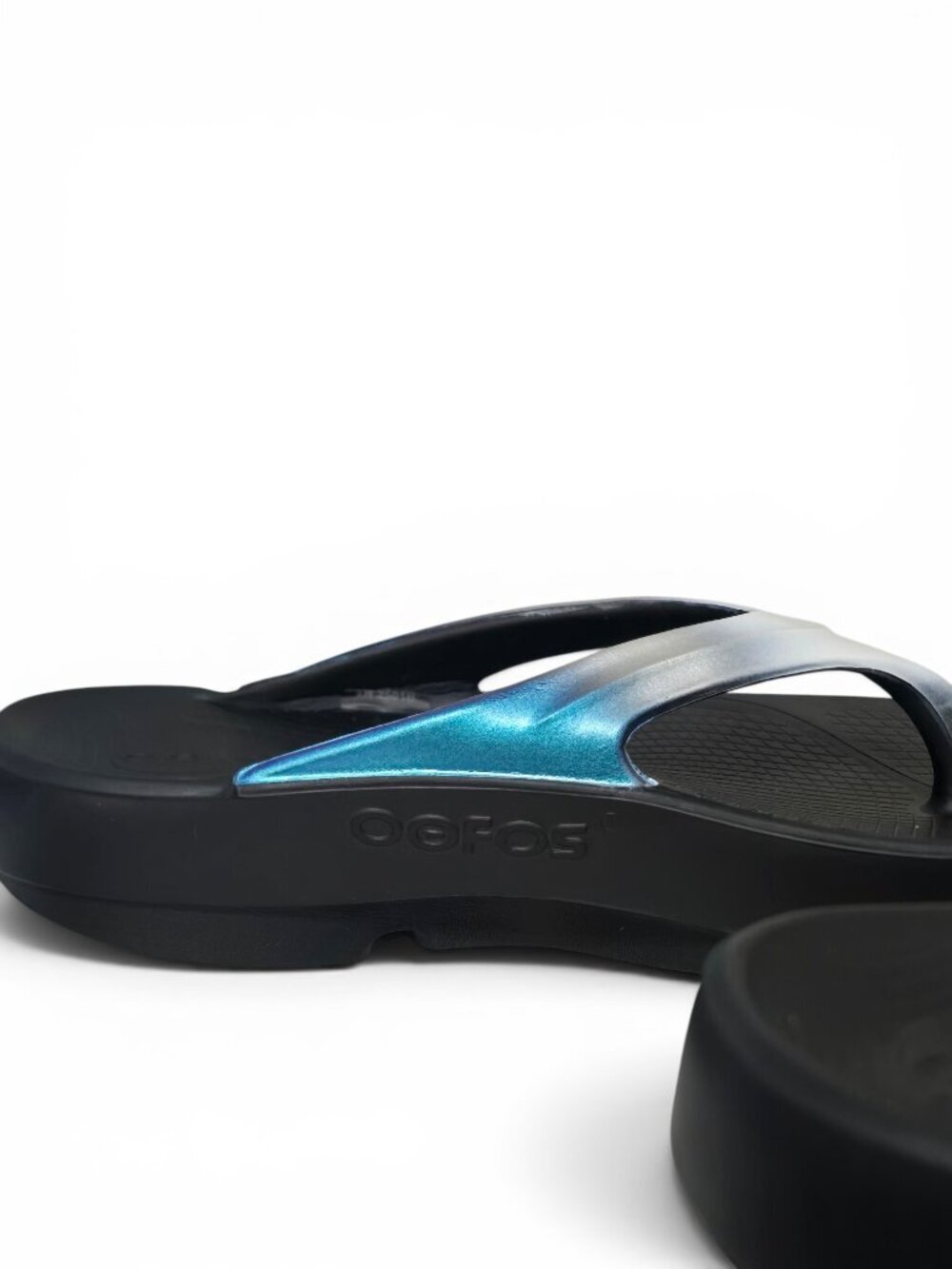 OOFOS OOlala Luxe Women’s 6 White Silver Turquoise Ombre Recovery Flip Flops NEW - Picture 3 of 12